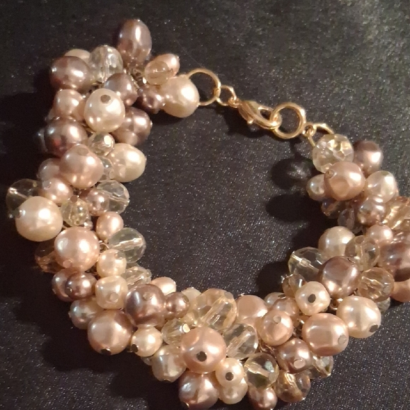 Elegant Pearl and Crystal Bracelet - Picture 2 of 7